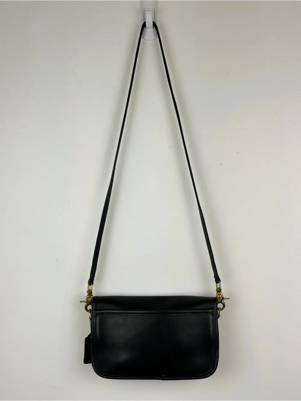 Vintage COACH Black Leather Pocket Purse with Gold Hardware - Picture 14 of 15
